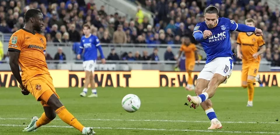 Jugador de Everton disparando a portería en partido