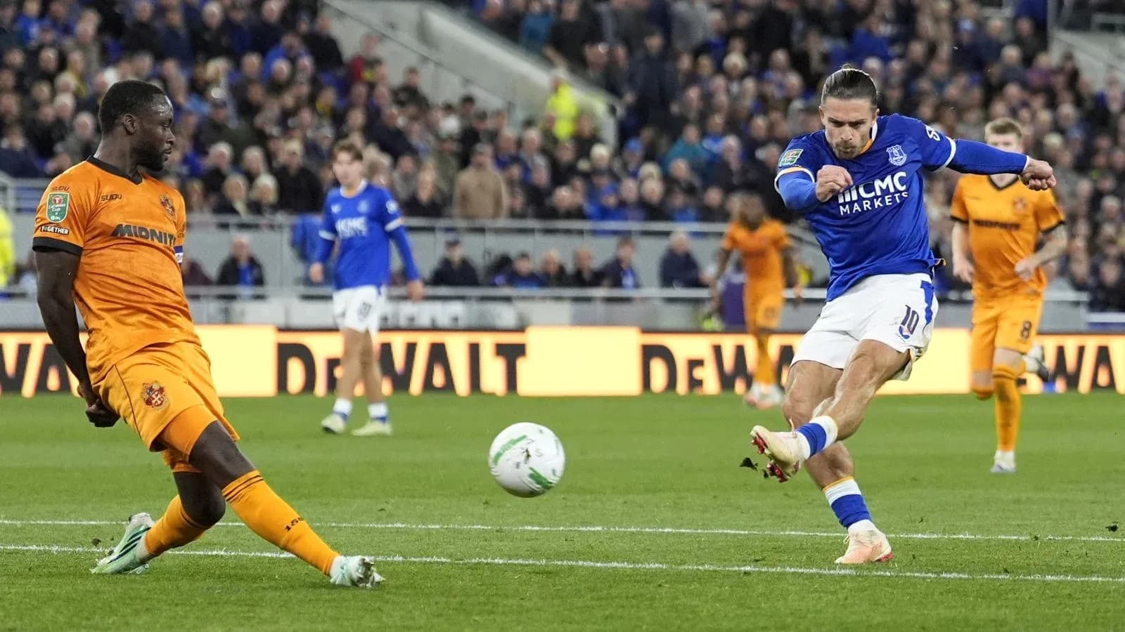 Jugador de Everton disparando a portería en partido