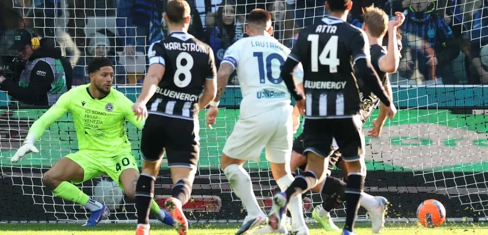 Lautaro Martínez intentando anotar contra Udinese