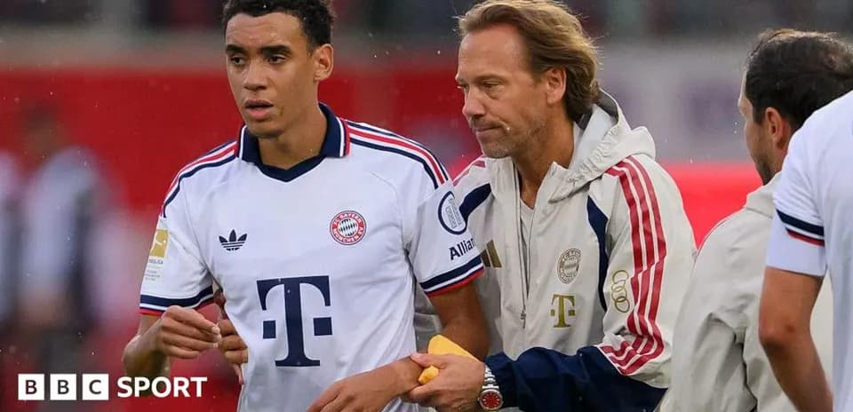 Jugador de Bayern Munich siendo atendido por el entrenador