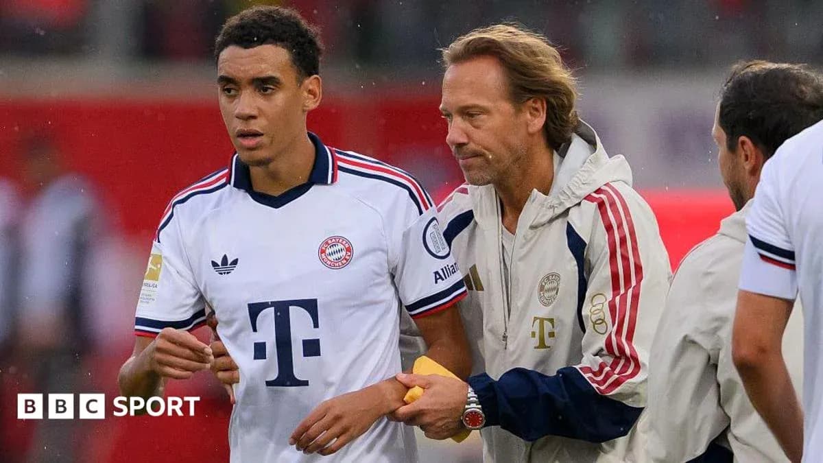 Jugador de Bayern Munich siendo atendido por el entrenador
