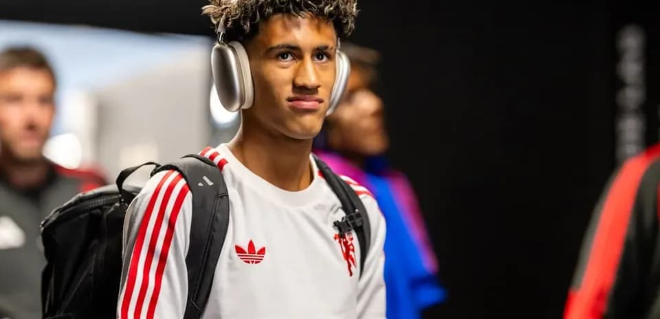 Jugador ingresando al vestuario con auriculares