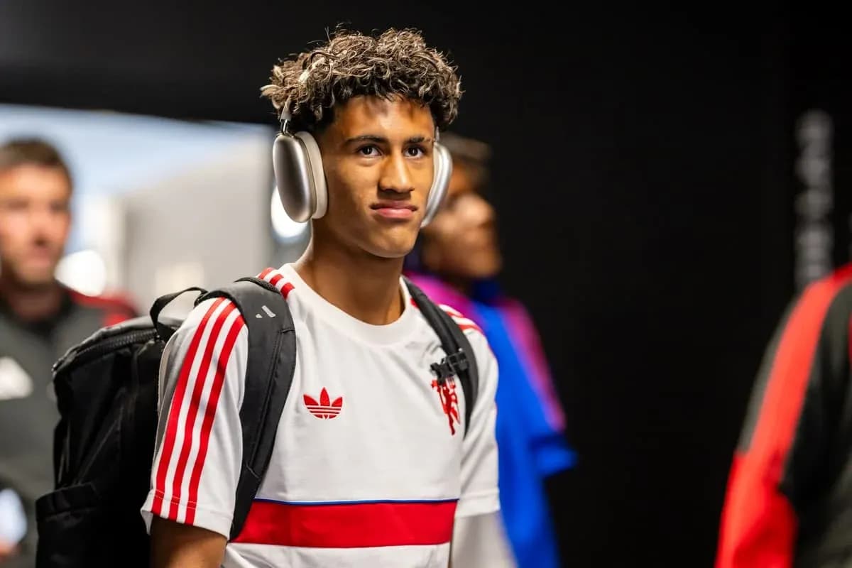 Jugador ingresando al vestuario con auriculares