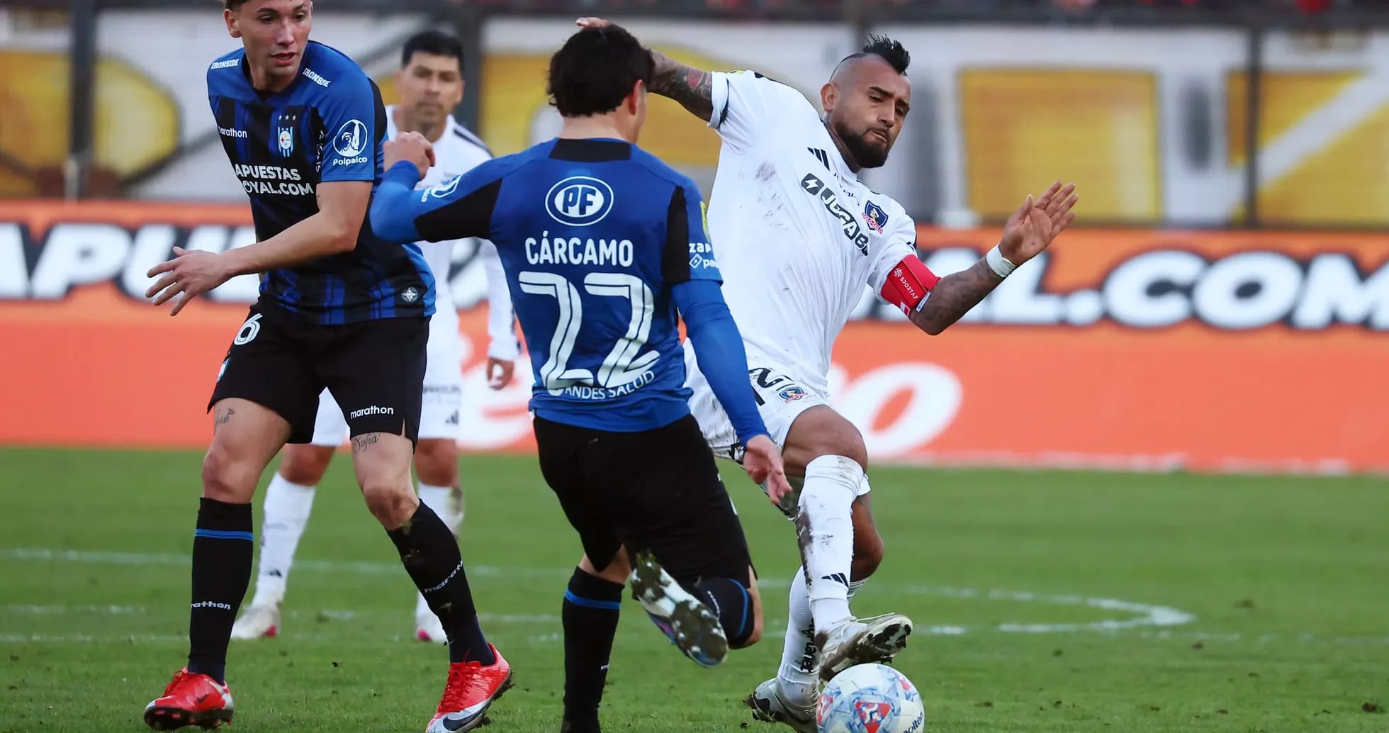 Jugadores de Huachipato y Colo Colo en acción