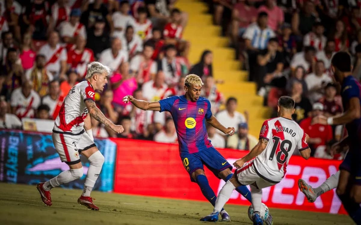 Jugadores de Barcelona y Rayo Vallecano en acción
