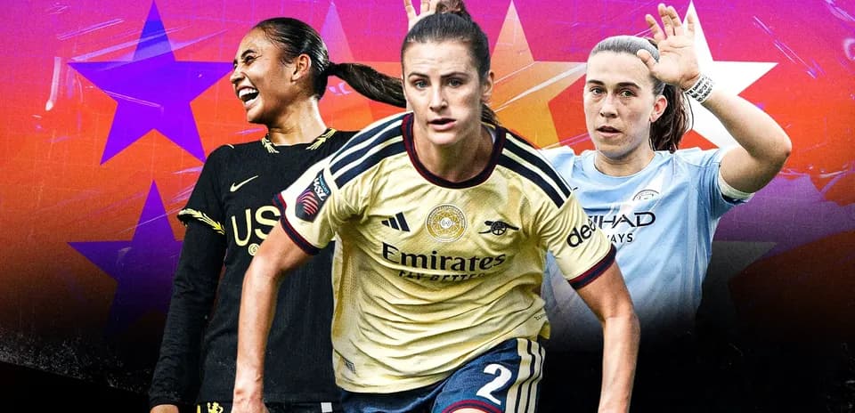 Tres jugadoras de fútbol en acción durante evento