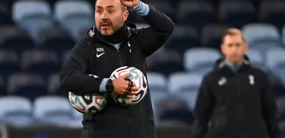 Entrenador con balones durante la sesión de entrenamiento