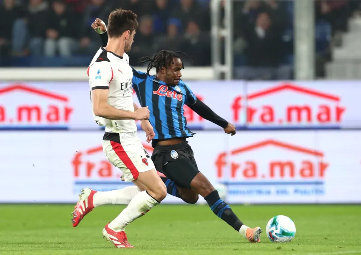 Jugador de Atalanta intenta pasar a defensor de AC Milan