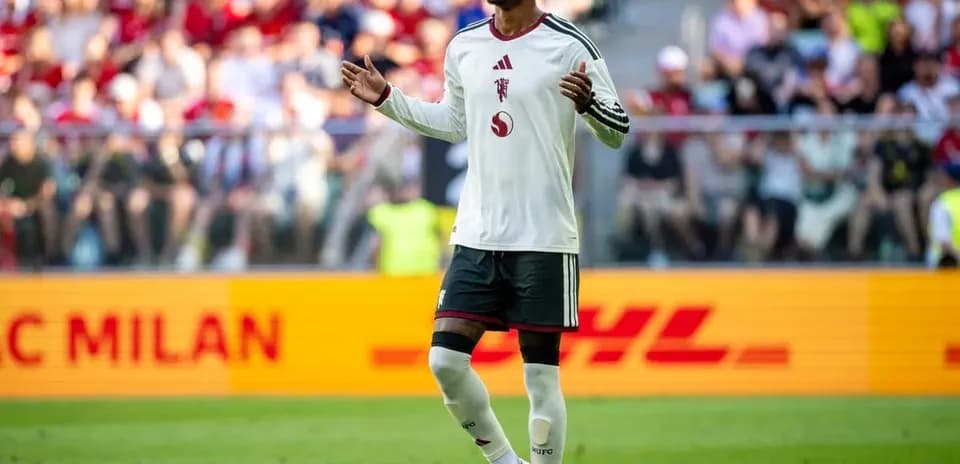 Jugador de fútbol en el campo durante el partido