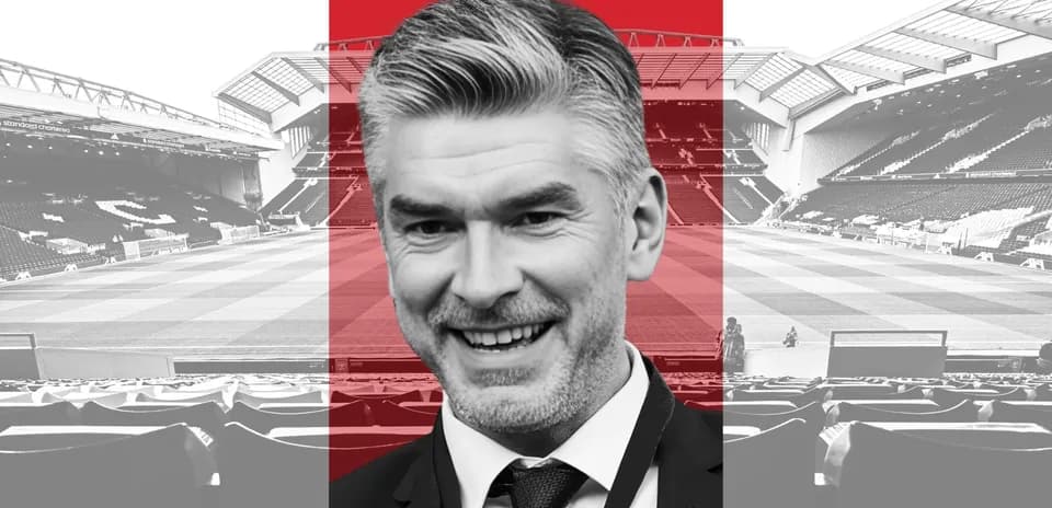 Persona sonriente frente a un estadio de fútbol
