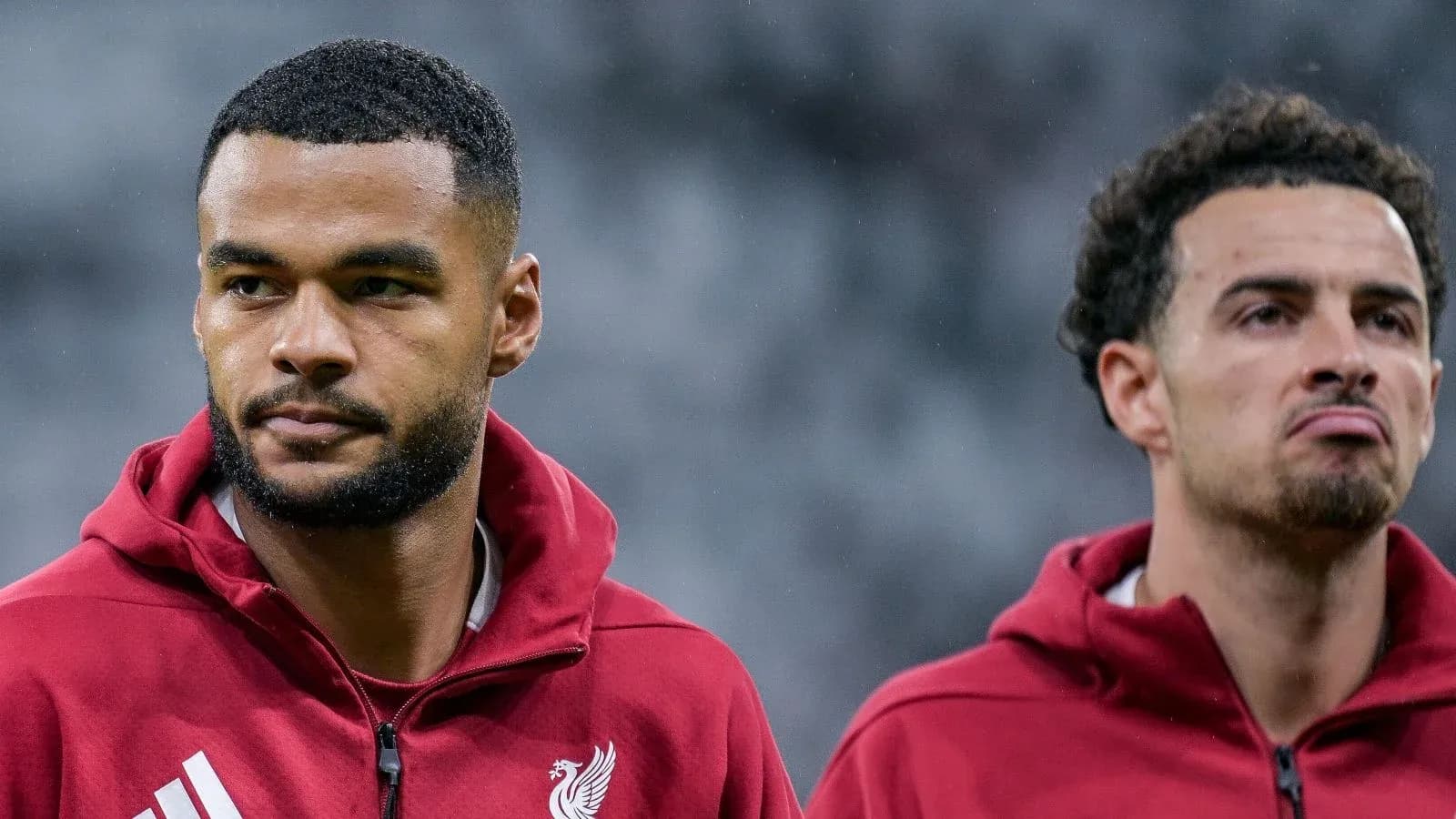 Jugadores de Liverpool en el calentamiento previo al partido