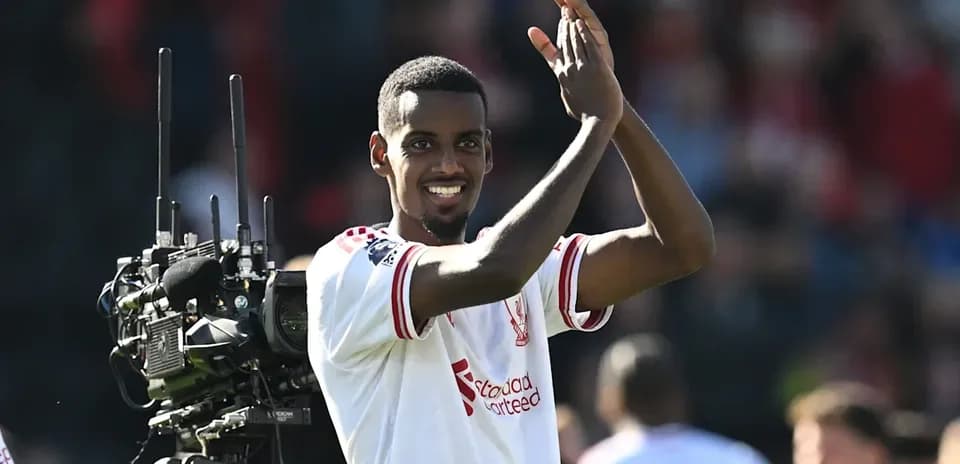 Jugador de Liverpool aplaudiendo a los aficionados
