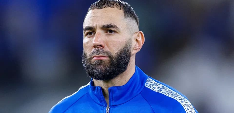 Jugador con chaqueta azul en el campo