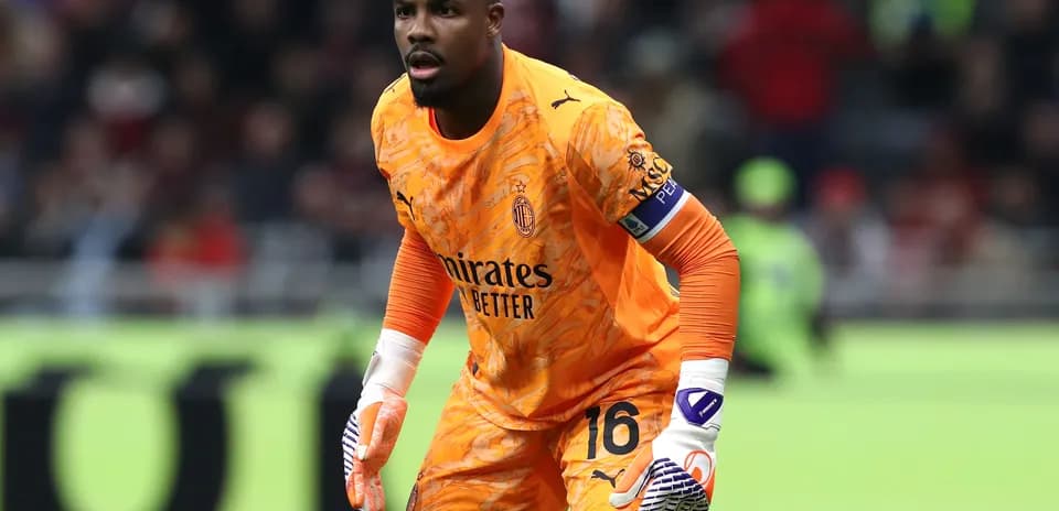 Portero de AC Milan en acción durante el partido
