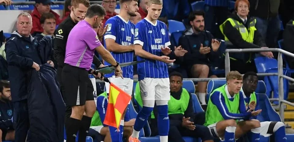 Jugador sustituto esperando en la línea de banda