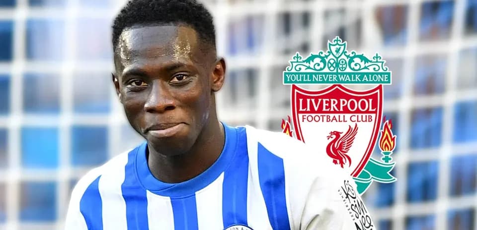 Jugador de Brighton con escudo de Liverpool en fondo