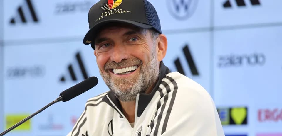 Entrenador hablando en conferencia de prensa