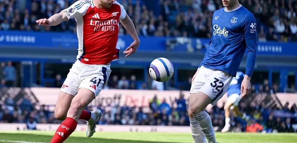 Jugador de Arsenal despejando el balón ante Everton