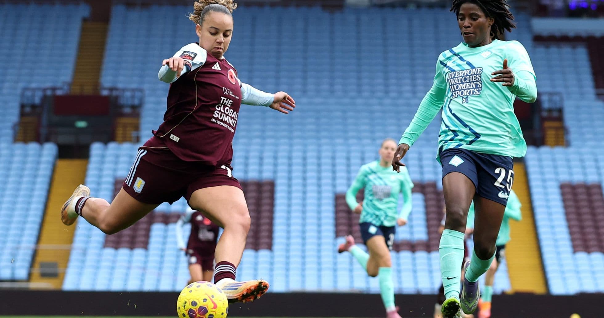 Jugadora de Aston Villa chutando el balón