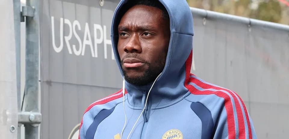 Jugador de Bayern Múnich con capucha y auriculares
