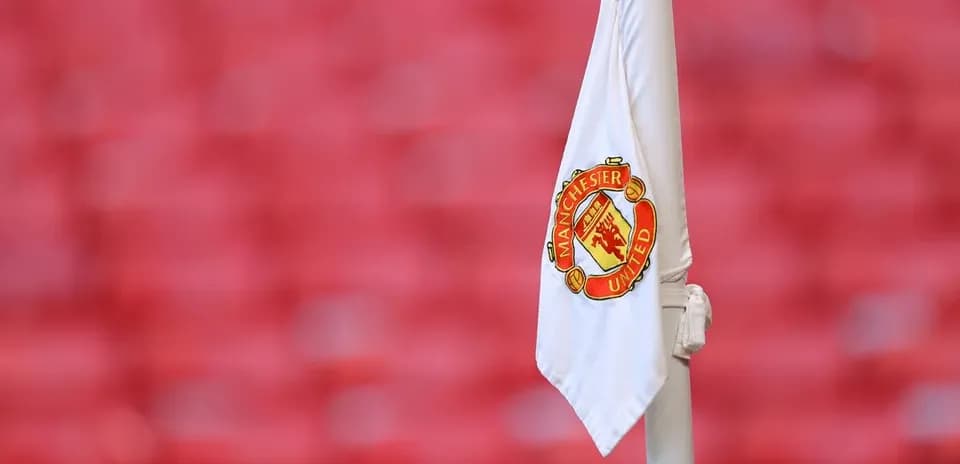 Bandera de esquina con el logo de Manchester United