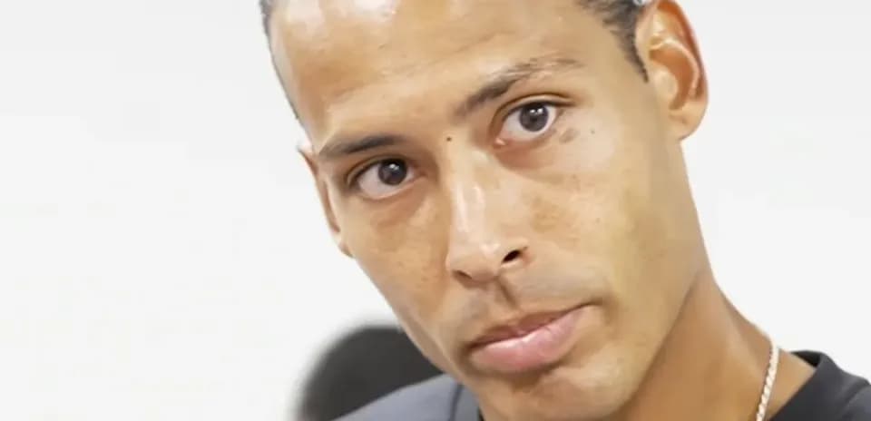 Jugador mirando a la cámara en un entorno interior