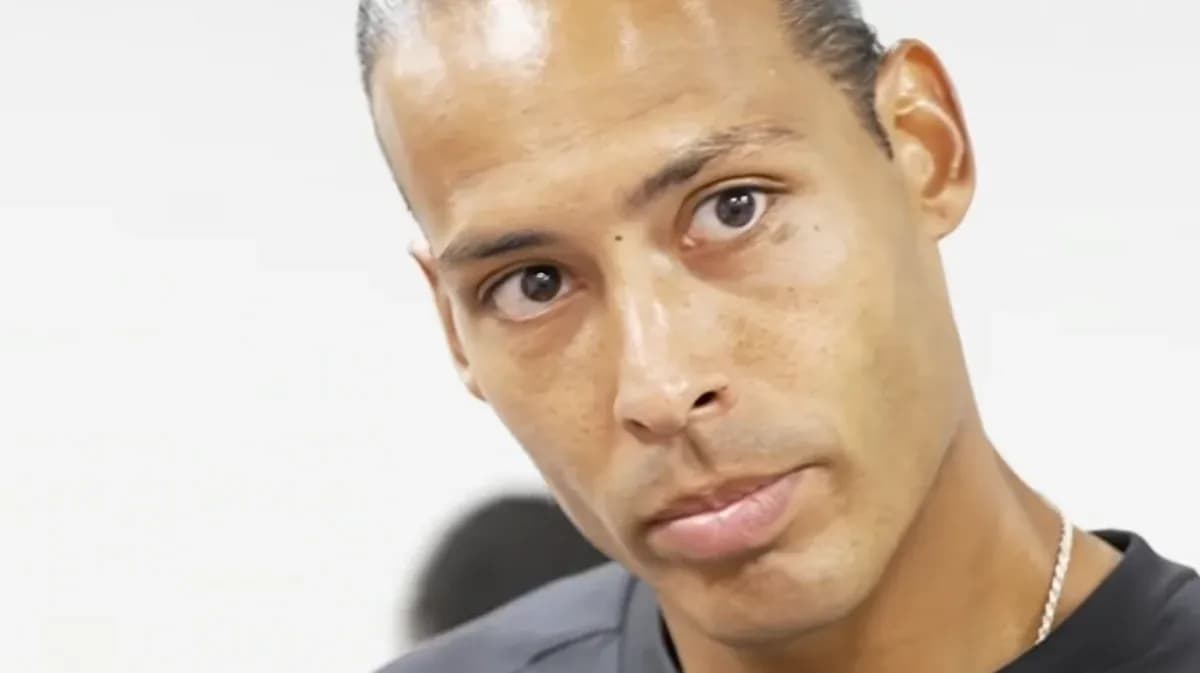 Jugador mirando a la cámara en un entorno interior