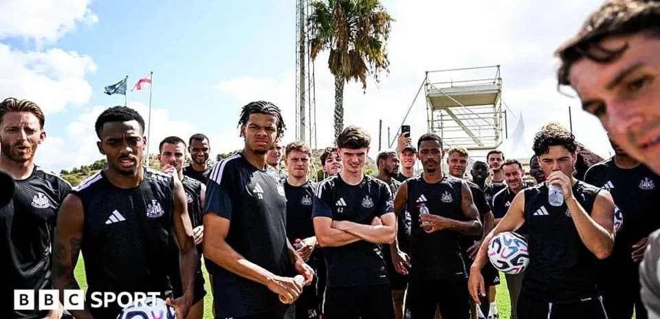 Jugadores de Newcastle en sesión de entrenamiento al aire libre