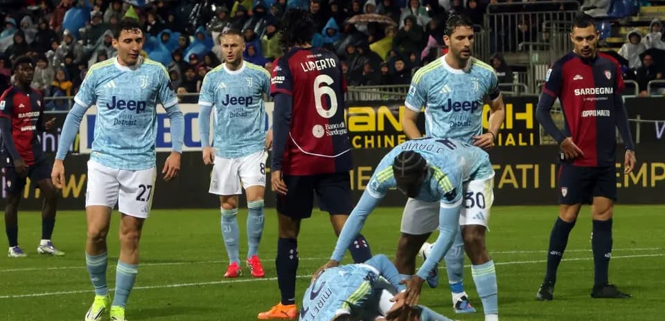 Jugadores de Juventus atendiendo a compañero caído