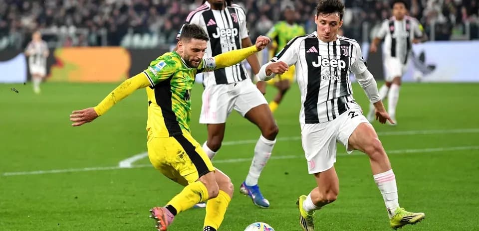 Jugador de Juventus disputando el balón con adversario