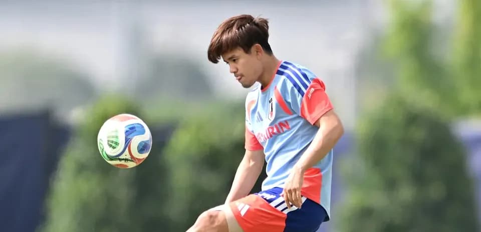 Jugador entrenando y controlando el balón en campo
