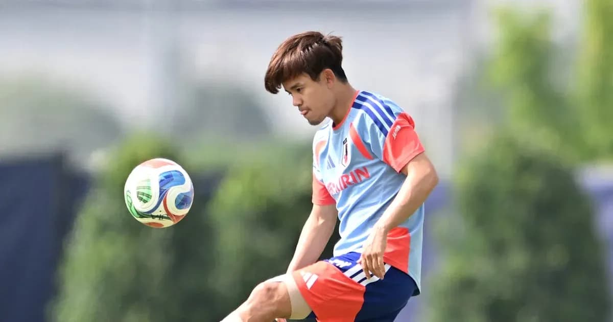 Jugador entrenando y controlando el balón en campo