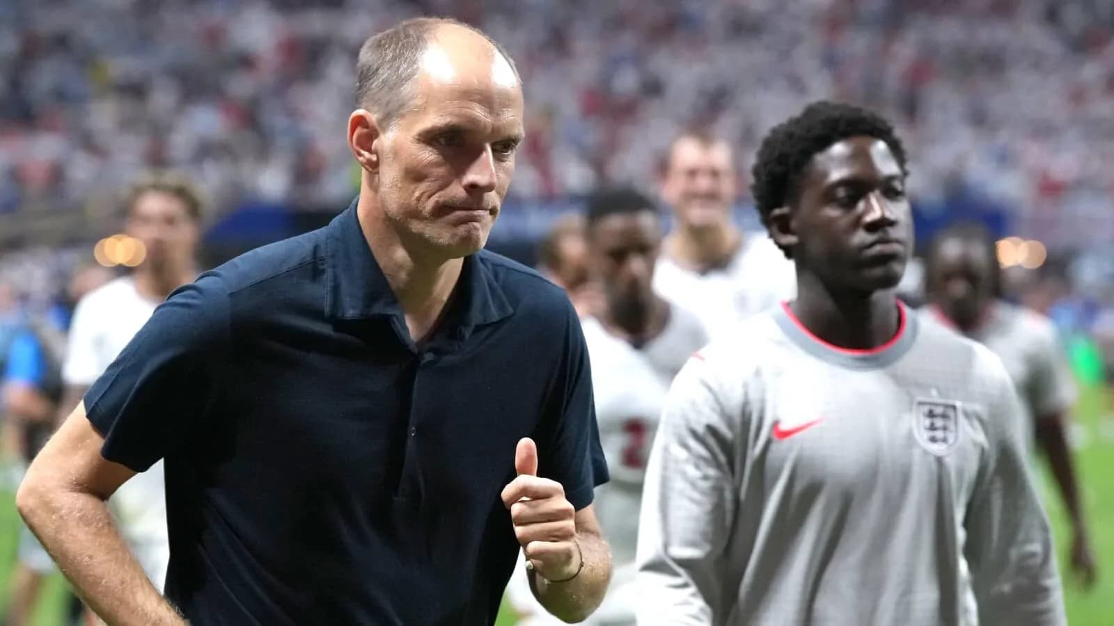 Entrenador y jugador caminando tras el partido