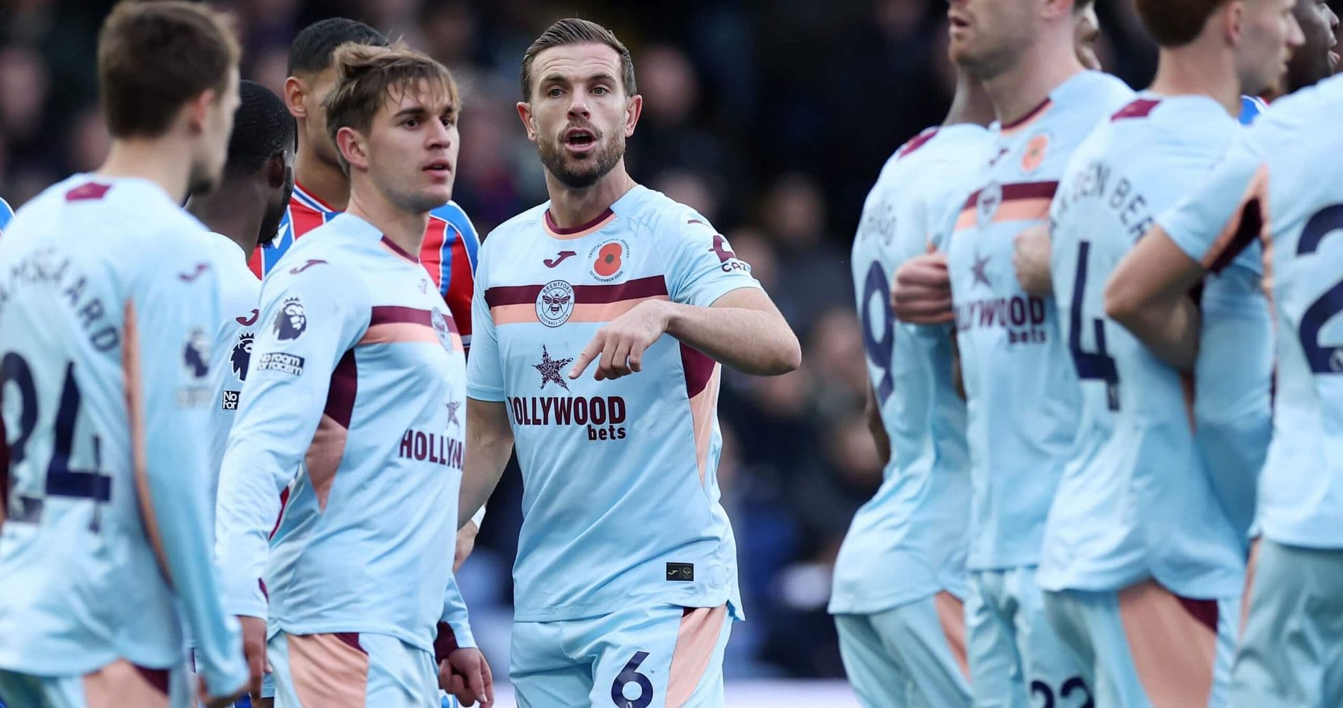 Jugadores de Brentford discutiendo en el partido