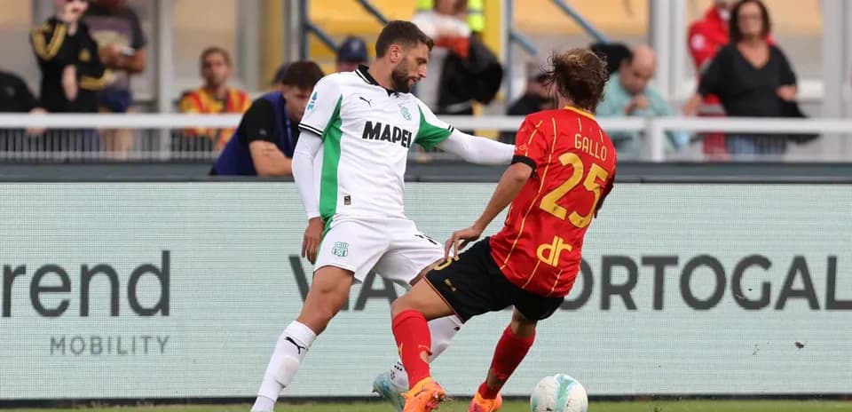 Jugador de Sassuolo enfrentando a Lecce en el campo
