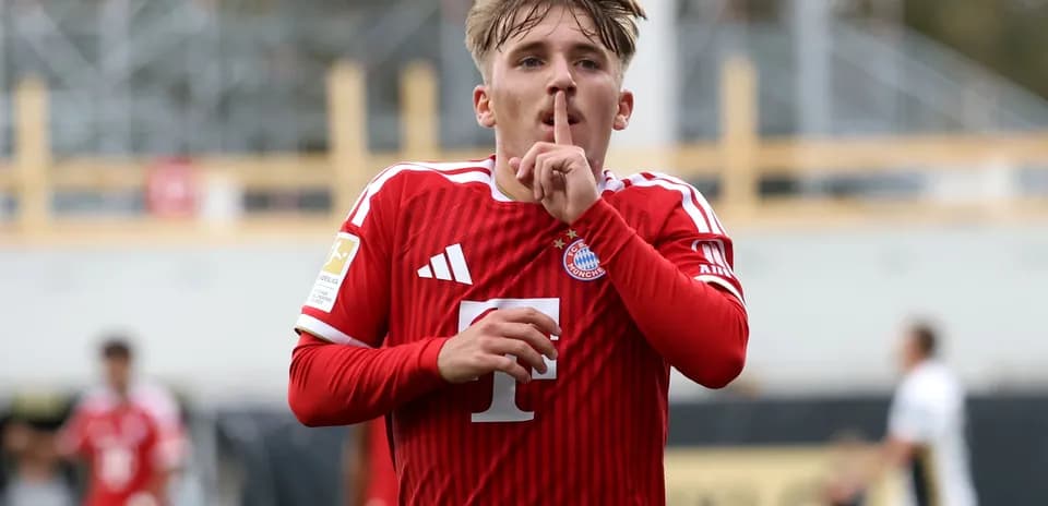Jugador de Bayern Múnich haciendo gesto de silencio