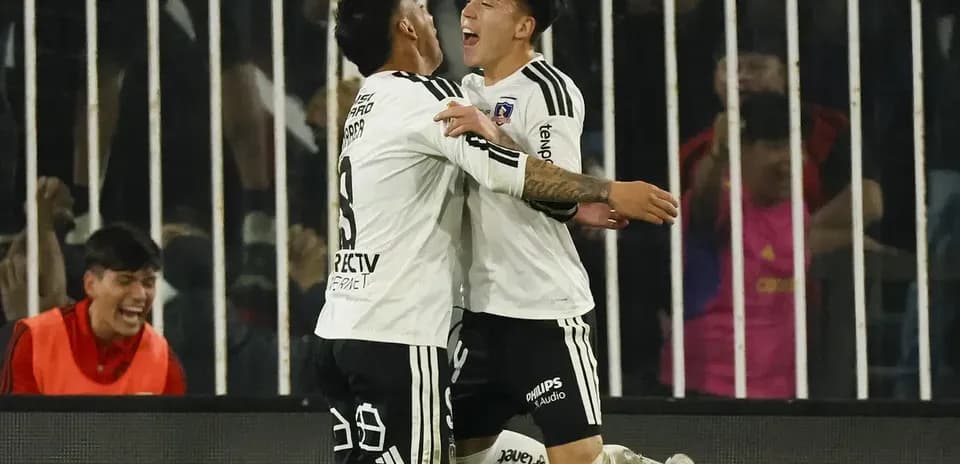 Jugadores de Colo Colo celebrando un gol
