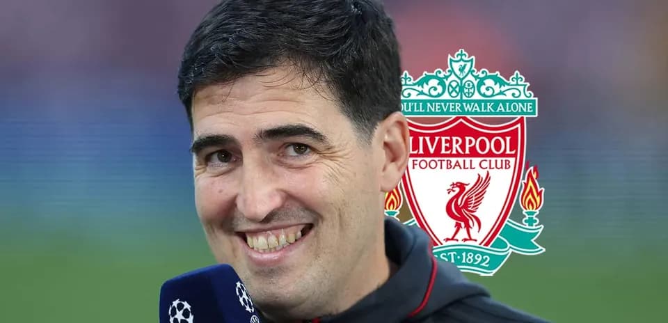 Hombre sonriendo frente al logo de Liverpool FC