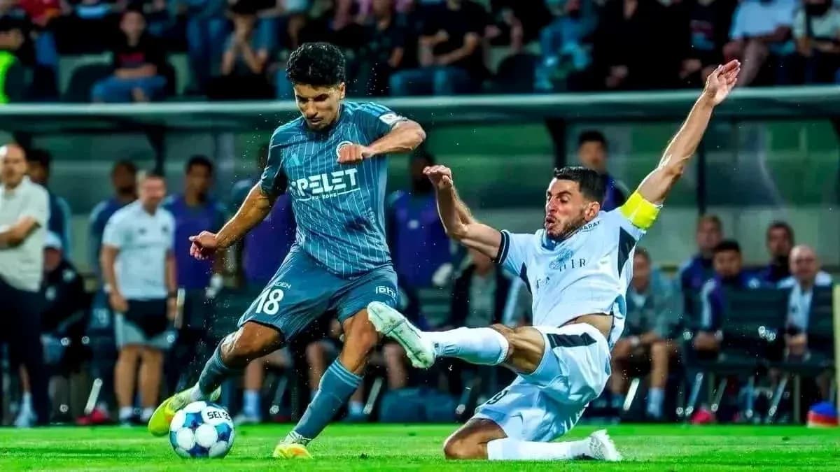 Jugadores de Kauno Žalgiris y KI Klaksvik en acción