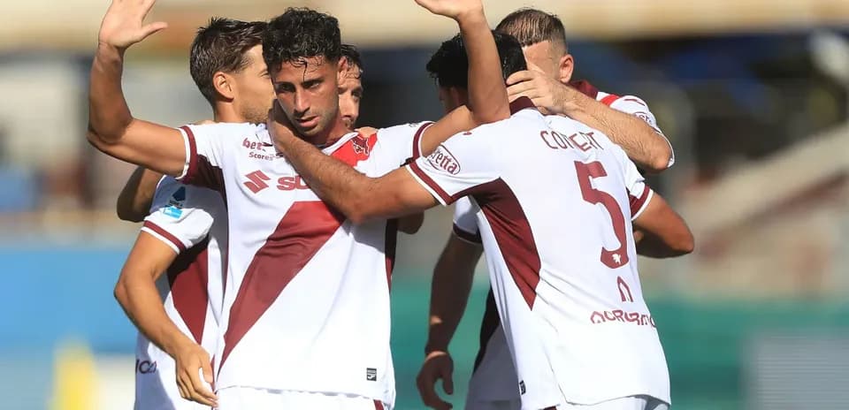 Jugadores celebrando un gol en el campo de fútbol