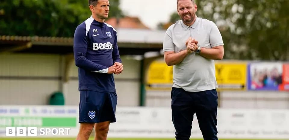 Entrenador y asistente conversando en el campo