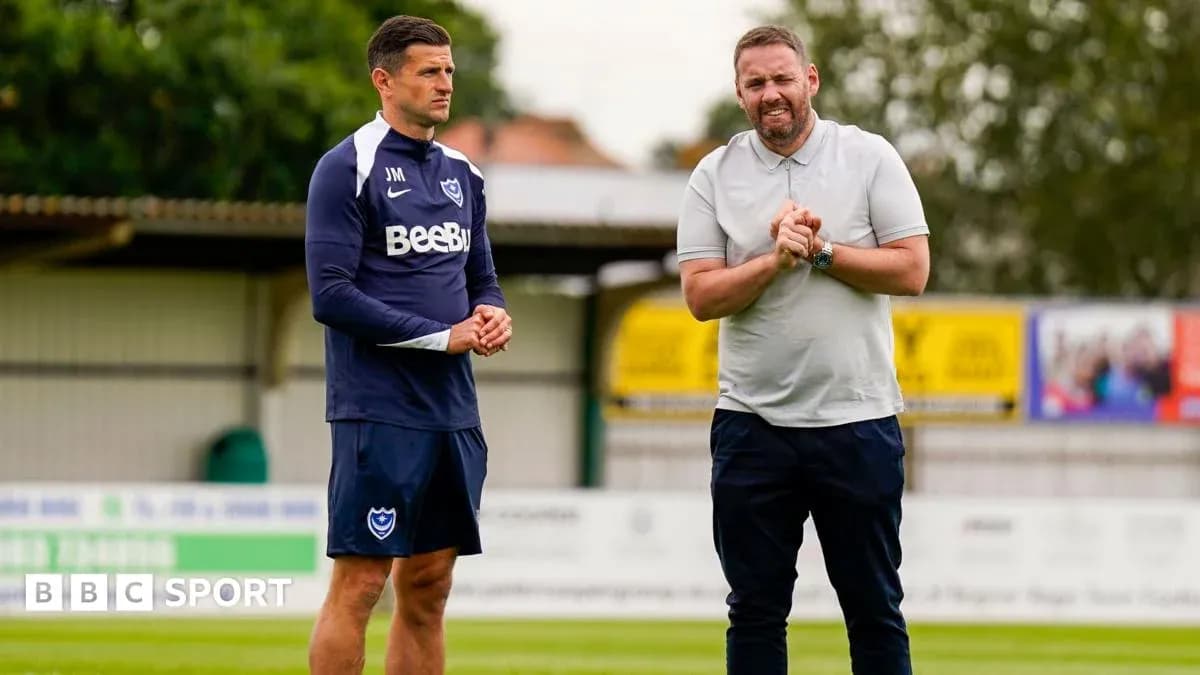 Entrenador y asistente conversando en el campo