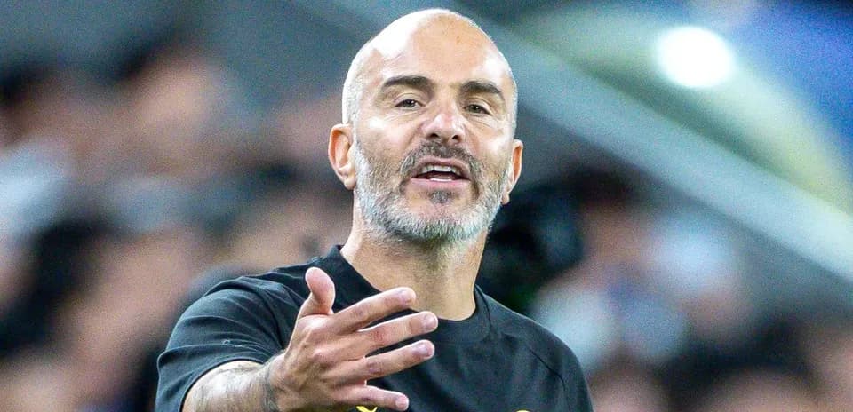 Entrenador gesticulando durante el partido
