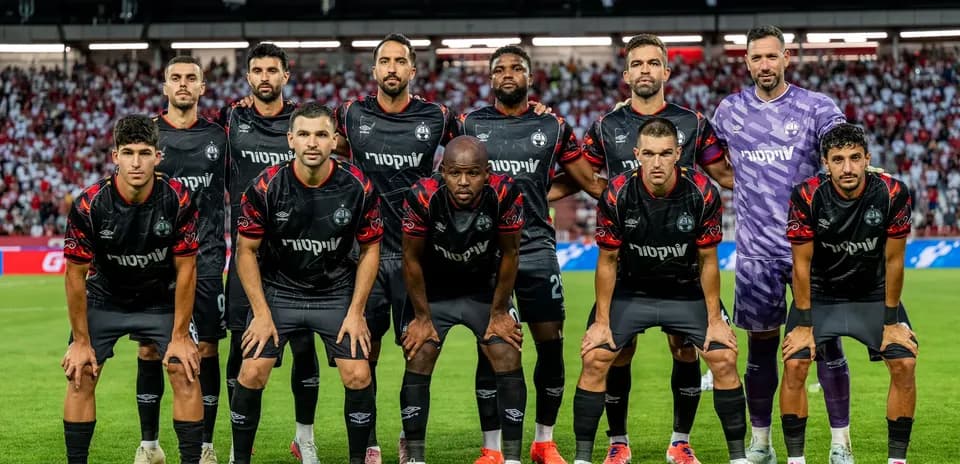 Equipo de Hapoel Beer Sheva en el campo