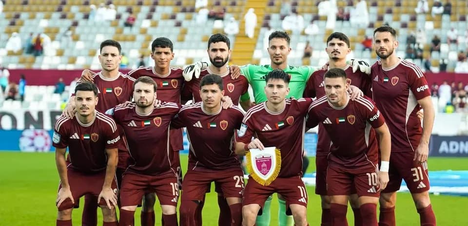 Equipo Al Wahda U23 posando en el estadio