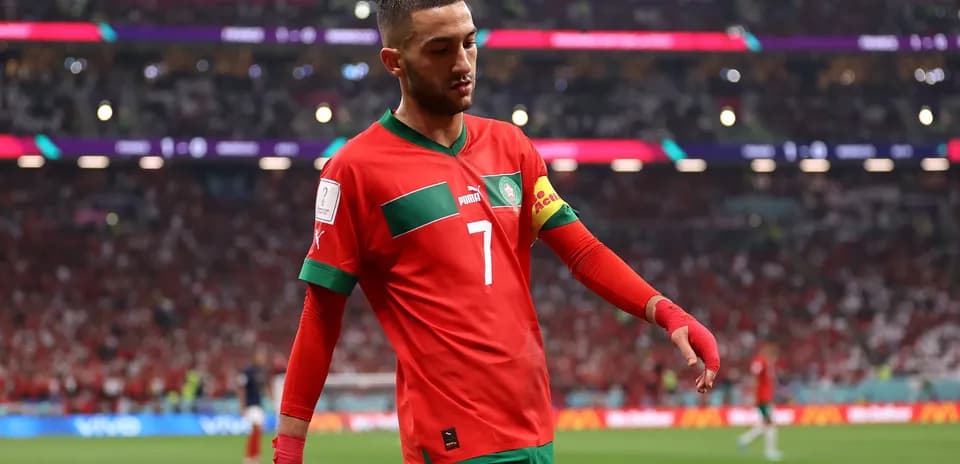 Hakim Ziyech caminando en el campo durante partido