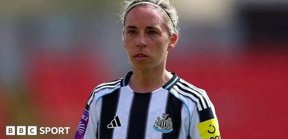 Jugadora de Newcastle con camiseta de rayas en el campo