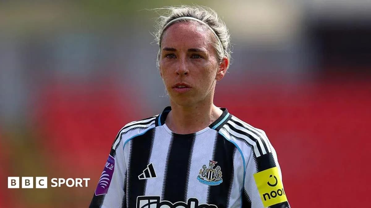 Jugadora de Newcastle con camiseta de rayas en el campo