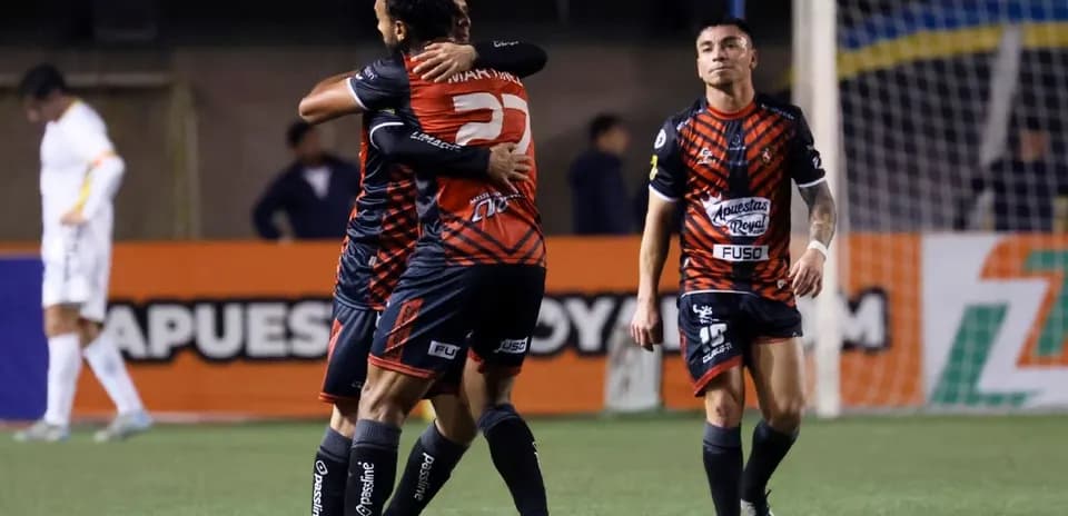 Jugadores de Deportes Limache celebrando un gol