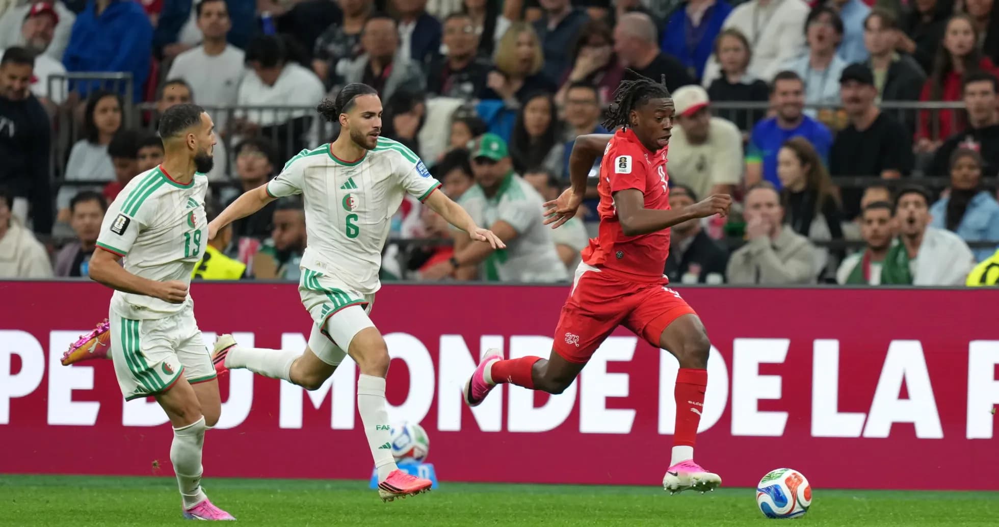 Jugadores de Suiza y Argelia en el partido